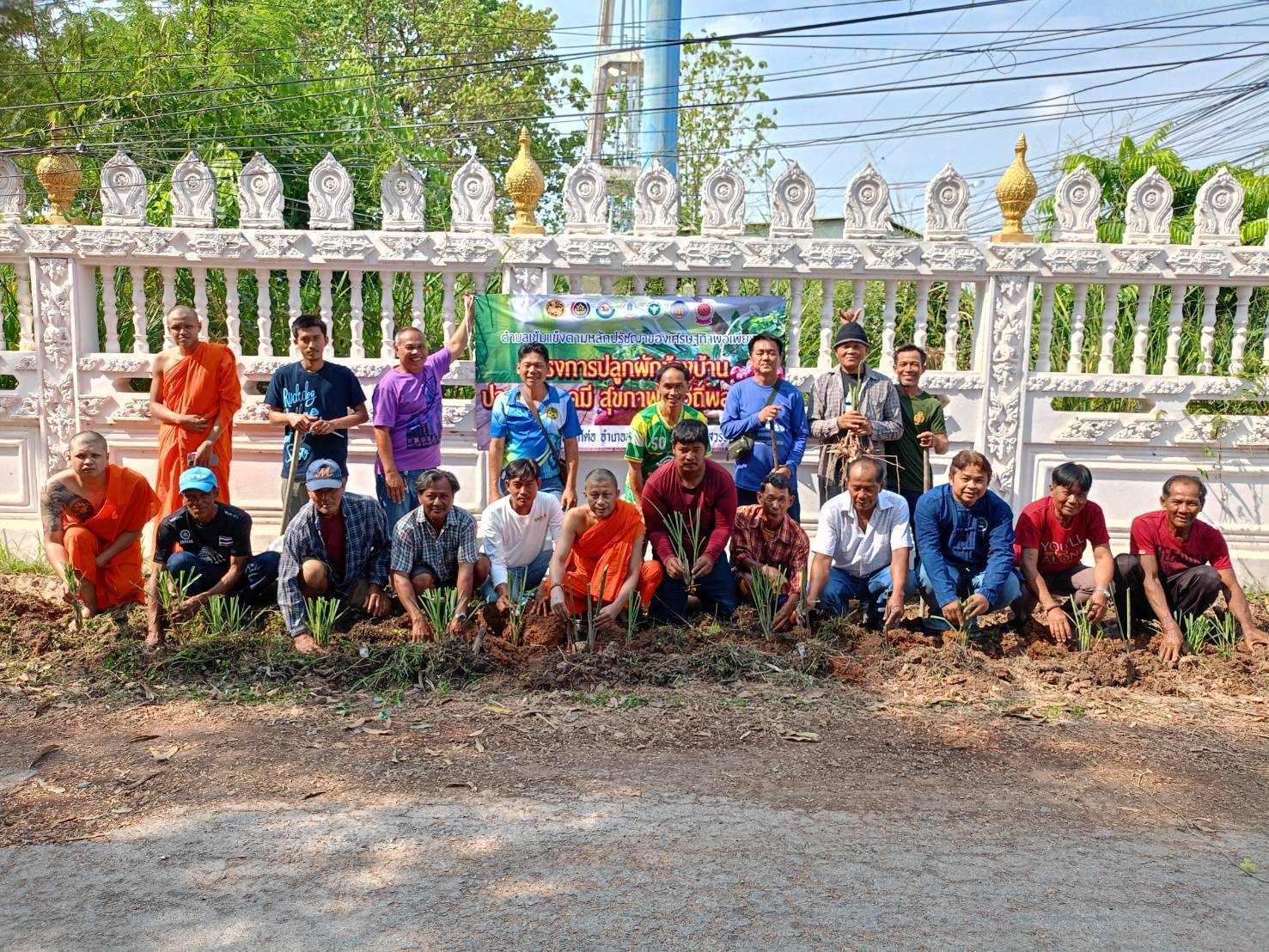 กิจกรรมพัฒนาสถานที่วัดท่าตะโก  ตามโครงการขับเคลื่อนตำบลเข้มแข็ง ตามหลักปรัชญาของเศรษฐกิจพอเพียง ประจำปีงบประมาณ 2569