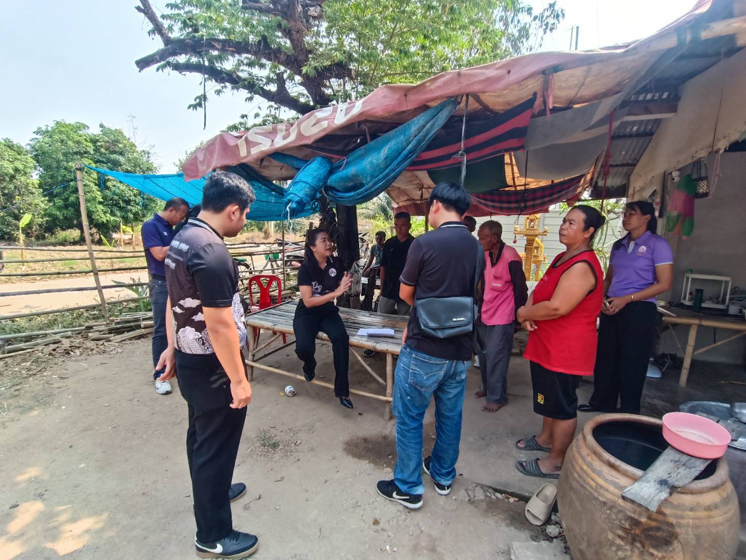 ลงพื้นที่ติดตามประเมินให้ความช่วยเหลือครัวเรือนบ้านไม่มั่นคง ในพื้นที่อำเภอลาดยาว