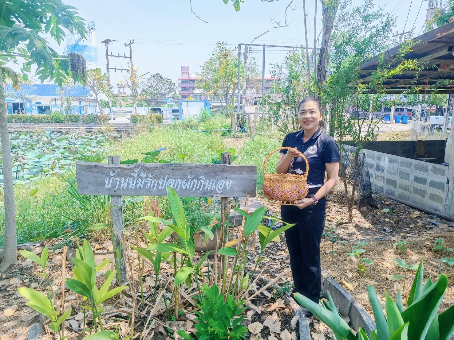 กิจกรรม "ผู้นำต้องทำก่อน" ปลูกผักปลอดสารพิษในบริเวณบ้านพักนายอำเภอ