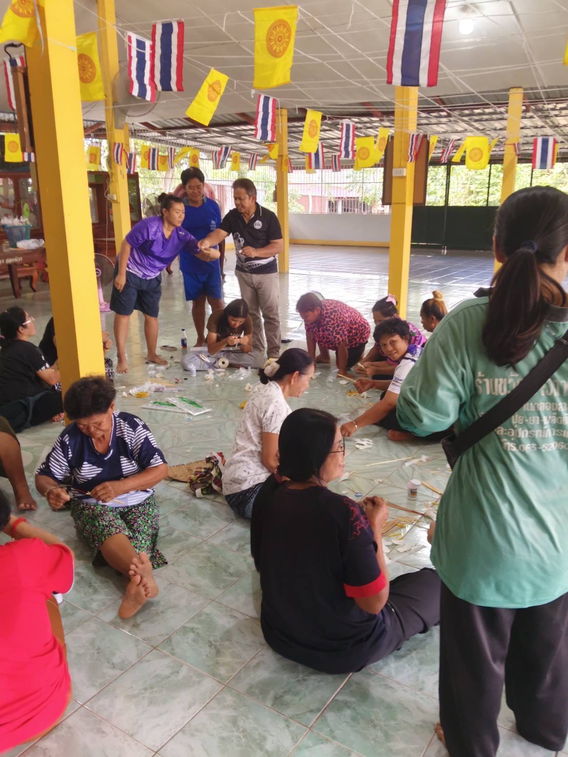 การลงพื้นที่เยี่ยมเยียน และสนับสนุนการประดิษฐ์ดอกไม้จันทน์พระราชทาน เพื่อเตรียมความพร้อมสำหรับพิธีถวายดอกไม้จันทน์ ในพระราชพิธีถวายพระเพลิงพระบรมศพ สมเด็จพระนางเจ้าสิริกิติ์ พระบรมราชินีนาถ พระบรมราชชนนีพันปีหลวง