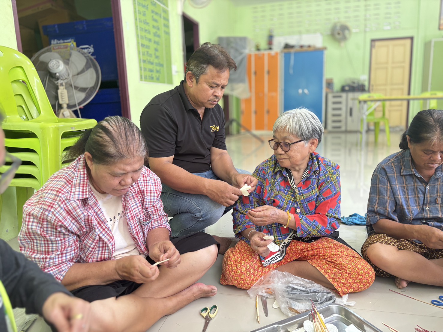 การลงพื้นที่เยี่ยมเยียน และสนับสนุนการประดิษฐ์ดอกไม้จันทน์พระราชทาน เพื่อเตรียมความพร้อมสำหรับพิธีถวายดอกไม้จันทน์ ในพระราชพิธีถวายพระเพลิงพระบรมศพ สมเด็จพระนางเจ้าสิริกิติ์ พระบรมราชินีนาถ พระบรมราชชนนีพันปีหลวง 