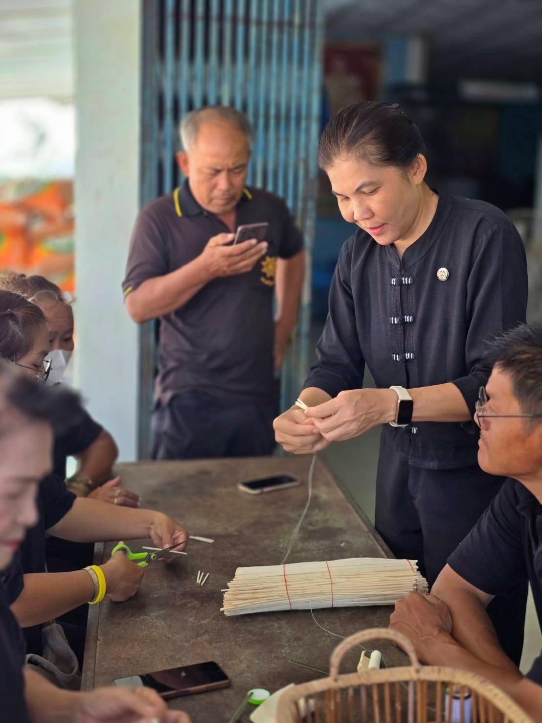 การลงพื้นที่เยี่ยมเยียน และสนับสนุนการประดิษฐ์ดอกไม้จันทน์พระราชทาน เพื่อเตรียมความพร้อมสำหรับพิธีถวายดอกไม้จันทน์ ในพระราชพิธีถวายพระเพลิงพระบรมศพ สมเด็จพระนางเจ้าสิริกิติ์ พระบรมราชินีนาถ พระบรมราชชนนีพันปีหลวง 