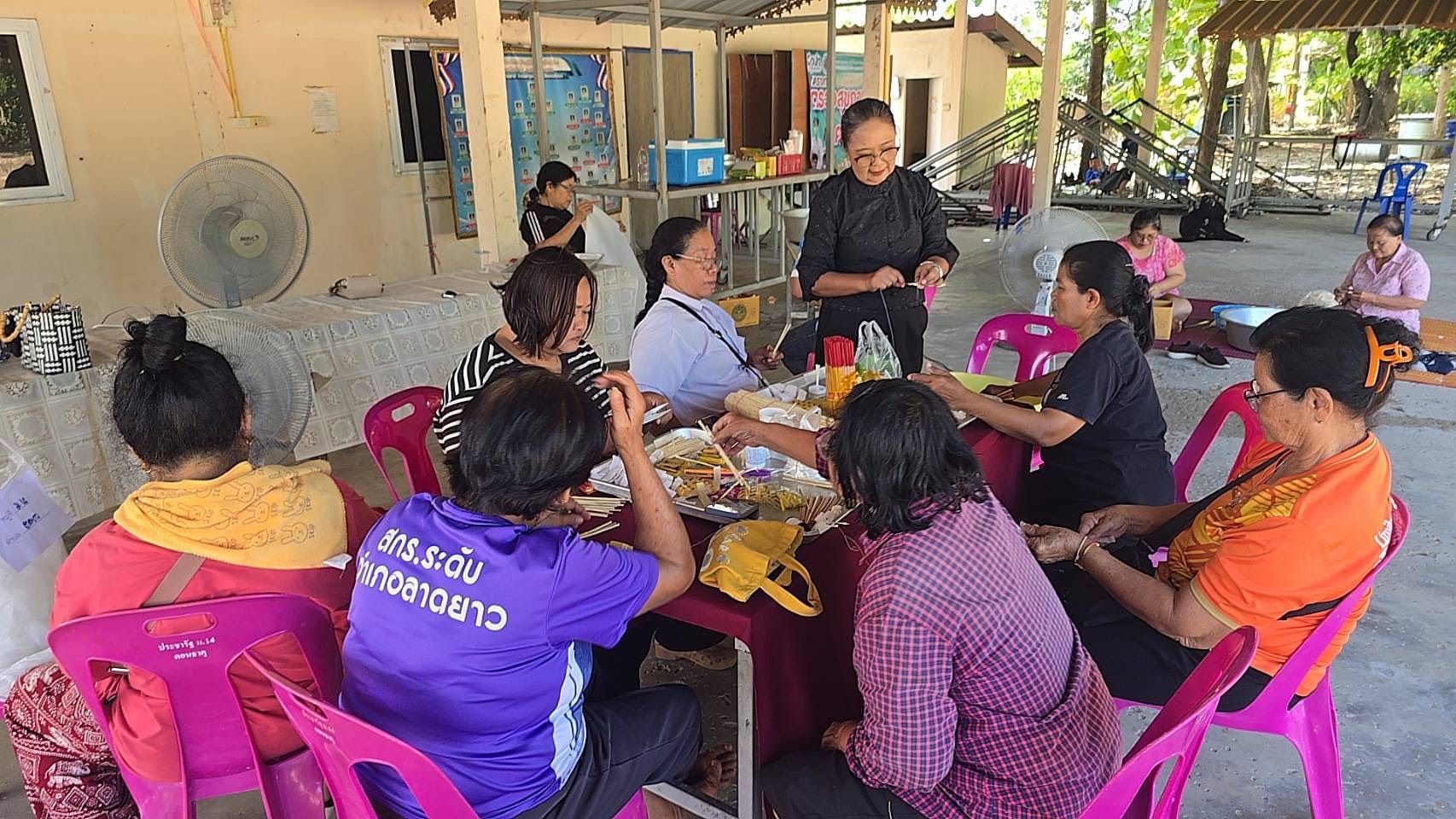 การลงพื้นที่เยี่ยมเยียน และสนับสนุนการประดิษฐ์ดอกไม้จันทน์พระราชทาน เพื่อเตรียมความพร้อมสำหรับพิธีถวายดอกไม้จันทน์ ในพระราชพิธีถวายพระเพลิงพระบรมศพ สมเด็จพระนางเจ้าสิริกิติ์ พระบรมราชินีนาถ พระบรมราชชนนีพันปีหลวง 