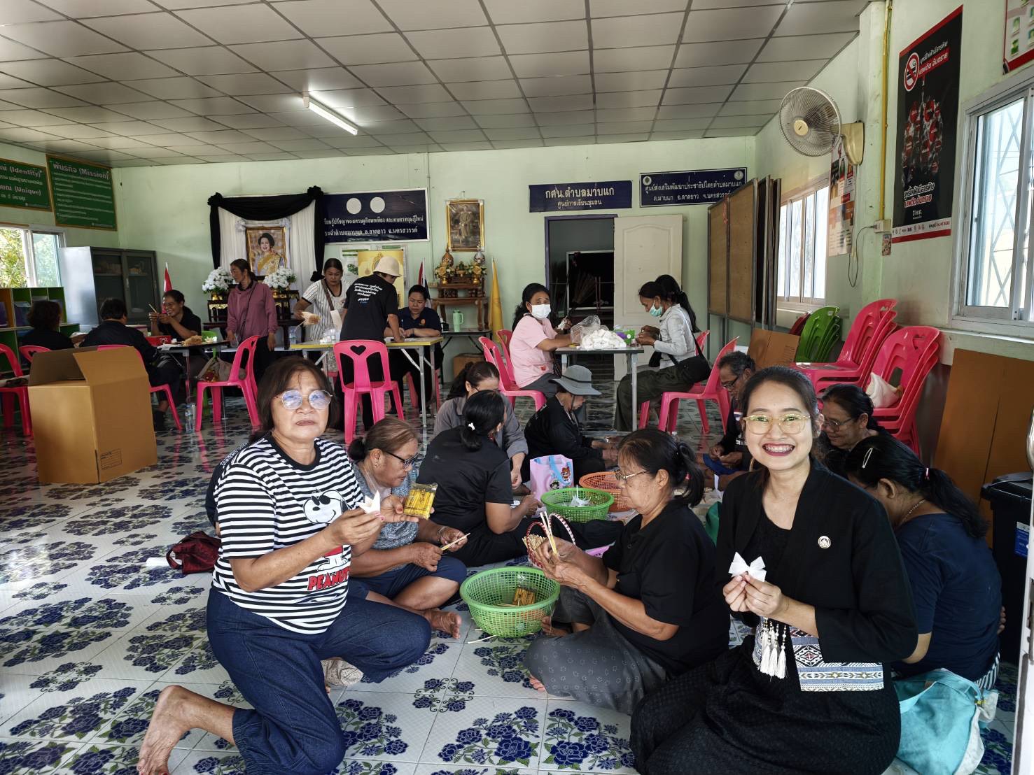 การลงพื้นที่เยี่ยมเยียน และสนับสนุนการประดิษฐ์ดอกไม้จันทน์พระราชทาน เพื่อเตรียมความพร้อมสำหรับพิธีถวายดอกไม้จันทน์ ในพระราชพิธีถวายพระเพลิงพระบรมศพ สมเด็จพระนางเจ้าสิริกิติ์ พระบรมราชินีนาถ พระบรมราชชนนีพันปีหลวง 