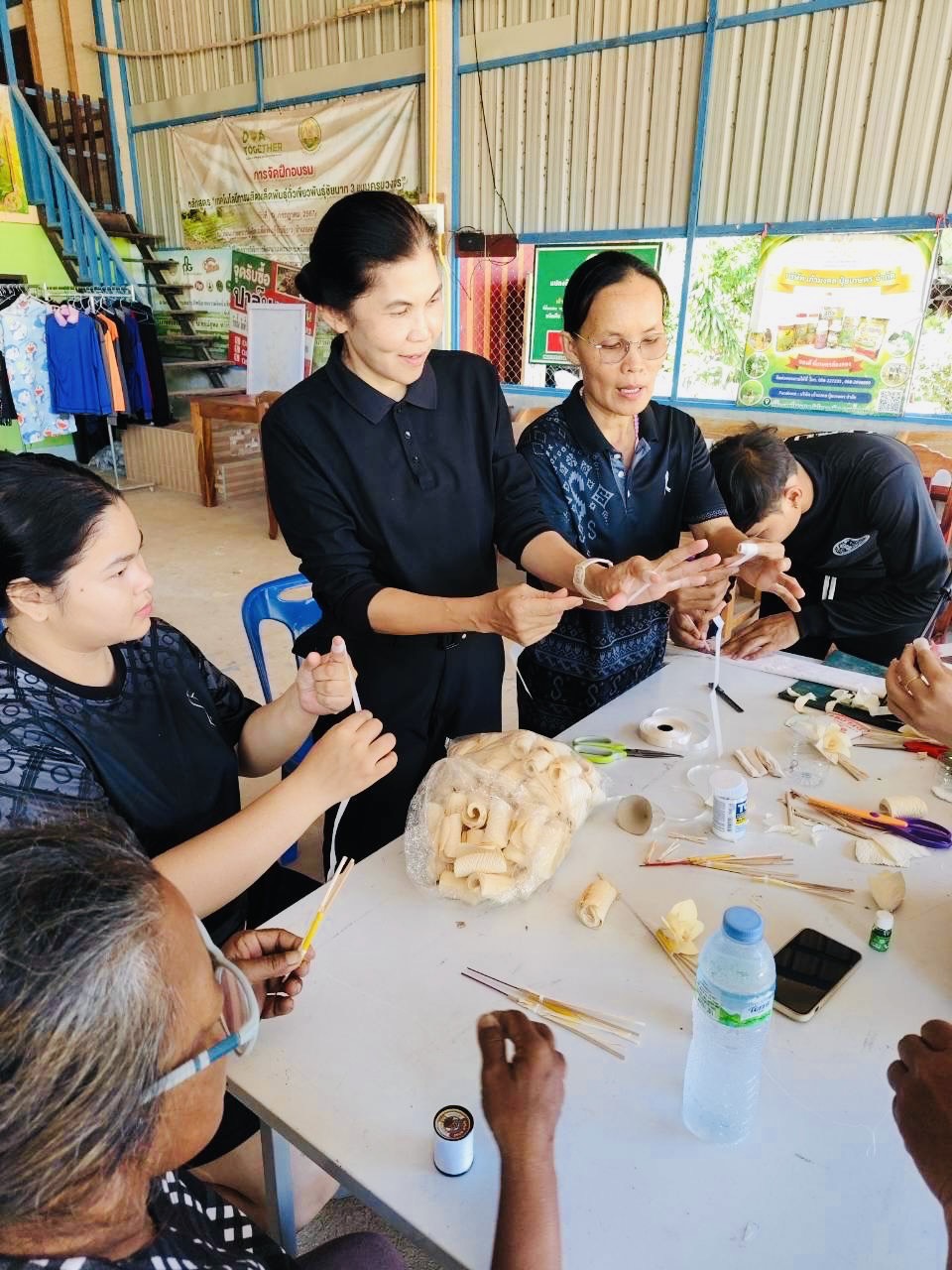 การลงพื้นที่เยี่ยมเยียนและสนับสนุนการประดิษฐ์ดอกไม้จันทน์พระราชทานเพื่อเตรียมความพร้อมสำหรับพิธีถวายดอกไม้จันทน์ ในพระราชพิธีถวายพระเพลิงพระบรมศพ สมเด็จพระนางเจ้าสิริกิติ์ พระบรมราชินีนาถ พระบรมราชชนนีพันปีหลวง 