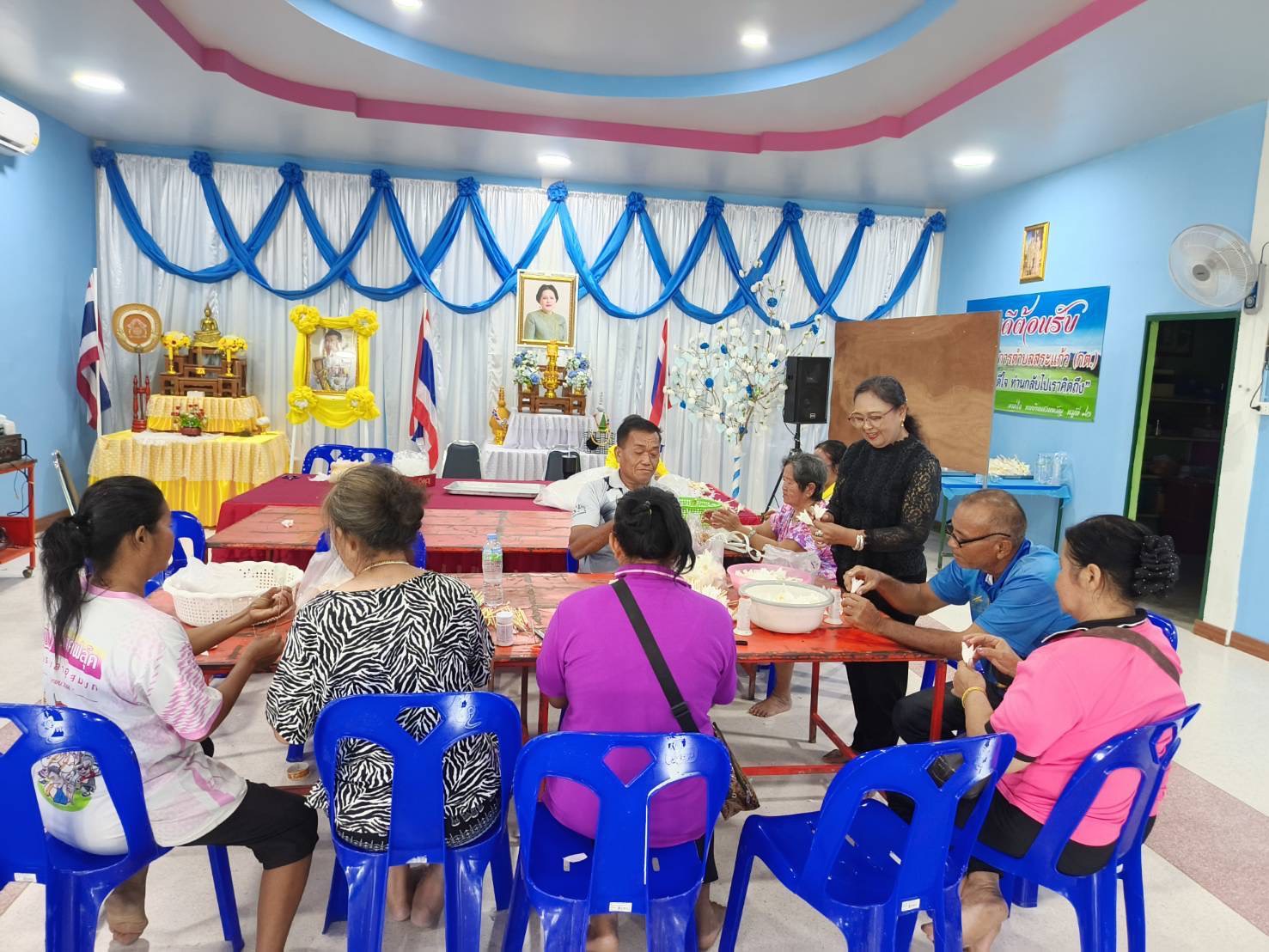 การลงพื้นที่เยี่ยมเยียน และสนับสนุนการประดิษฐ์ดอกไม้จันทน์พระราชทาน เพื่อเตรียมความพร้อมสำหรับพิธีถวายดอกไม้จันทน์ ในพระราชพิธีถวายพระเพลิงพระบรมศพ สมเด็จพระนางเจ้าสิริกิติ์ พระบรมราชินีนาถ พระบรมราชชนนีพันปีหลวง 