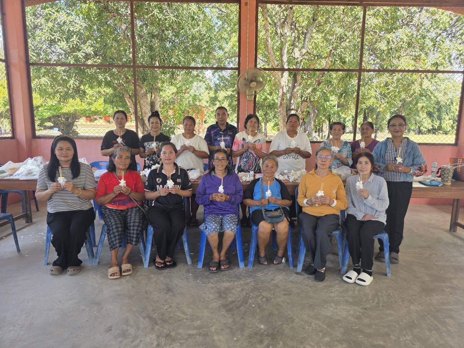 การลงพื้นที่เยี่ยมเยียน และสนับสนุนการประดิษฐ์ดอกไม้จันทน์พระราชทาน เพื่อเตรียมความพร้อมสำหรับพิธีถวายดอกไม้จันทน์ ในพระราชพิธีถวายพระเพลิงพระบรมศพ สมเด็จพระนางเจ้าสิริกิติ์ พระบรมราชินีนาถ พระบรมราชชนนีพันปีหลวง 