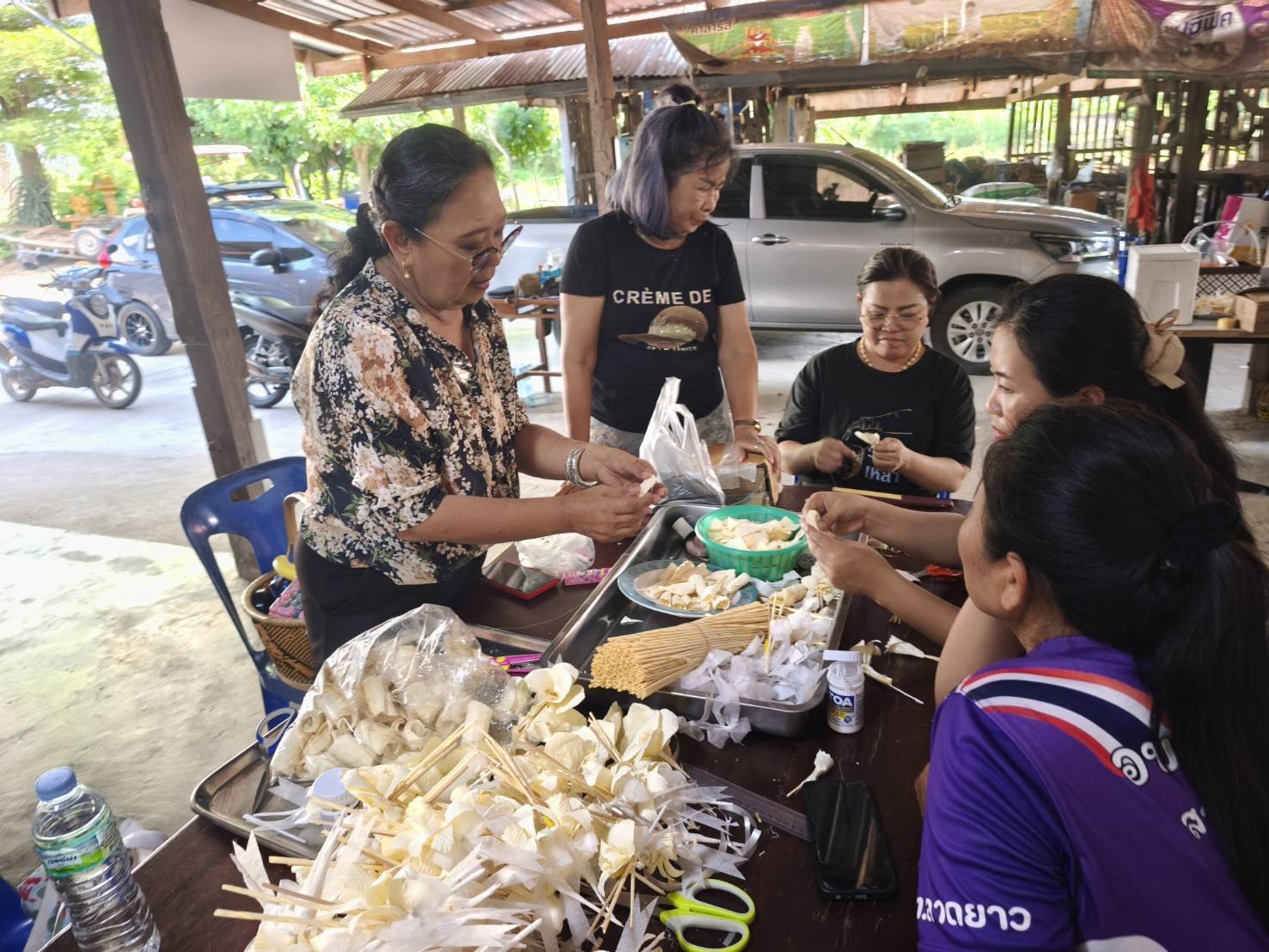 การลงพื้นที่เยี่ยมเยียน และสนับสนุนการประดิษฐ์ดอกไม้จันทน์พระราชทาน เพื่อเตรียมความพร้อมสำหรับพิธีถวายดอกไม้จันทน์ ในพระราชพิธีถวายพระเพลิงพระบรมศพ สมเด็จพระนางเจ้าสิริกิติ์ พระบรมราชินีนาถ พระบรมราชชนนีพันปีหลวง 