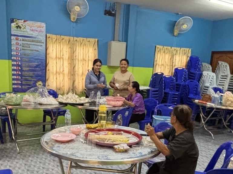 การลงพื้นที่เยี่ยมเยียน และสนับสนุนการประดิษฐ์ดอกไม้จันทน์พระราชทาน เพื่อเตรียมความพร้อมสำหรับพิธีถวายดอกไม้จันทน์ ในพระราชพิธีถวายพระเพลิงพระบรมศพ สมเด็จพระนางเจ้าสิริกิติ์ พระบรมราชินีนาถ พระบรมราชชนนีพันปีหลวง 