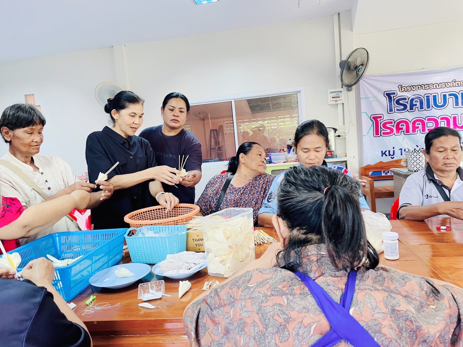 การลงพื้นที่เยี่ยมเยียน และสนับสนุนการประดิษฐ์ดอกไม้จันทน์พระราชทาน เพื่อเตรียมความพร้อมสำหรับพิธีถวายดอกไม้จันทน์ ในพระราชพิธีถวายพระเพลิงพระบรมศพ สมเด็จพระนางเจ้าสิริกิติ์ พระบรมราชินีนาถ พระบรมราชชนนีพันปีหลวง 